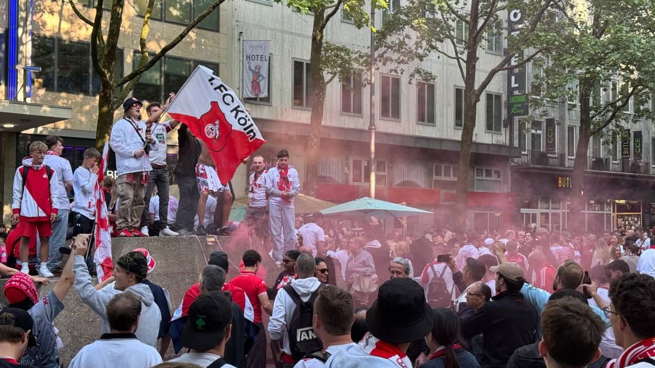 Die Kölner Ringe: Hier feiern Fans ausgelassen nach dem Sieg des 1. FC Köln. Die Kölner Ringe: Hier feiern Fans ausgelassen nach dem Sieg des 1. FC Köln.