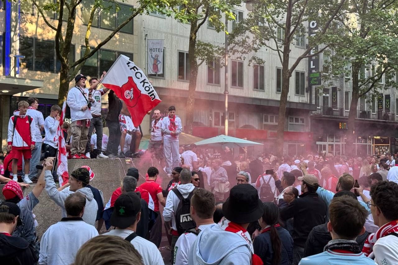 Die Kölner Ringe: Hier feiern Fans ausgelassen nach dem Sieg des 1. FC Köln.