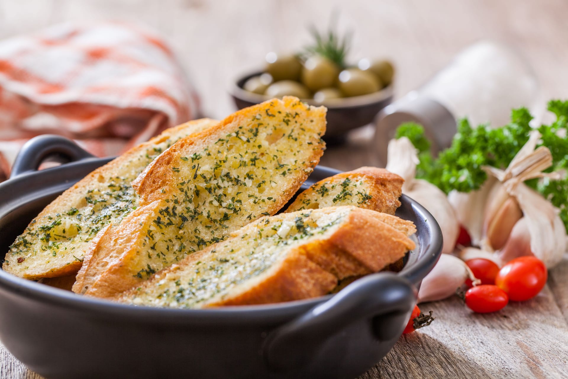 Die perfekte Grillbeilage: Es gibt auch vegane Kräuterbaguettes mit Margarine.