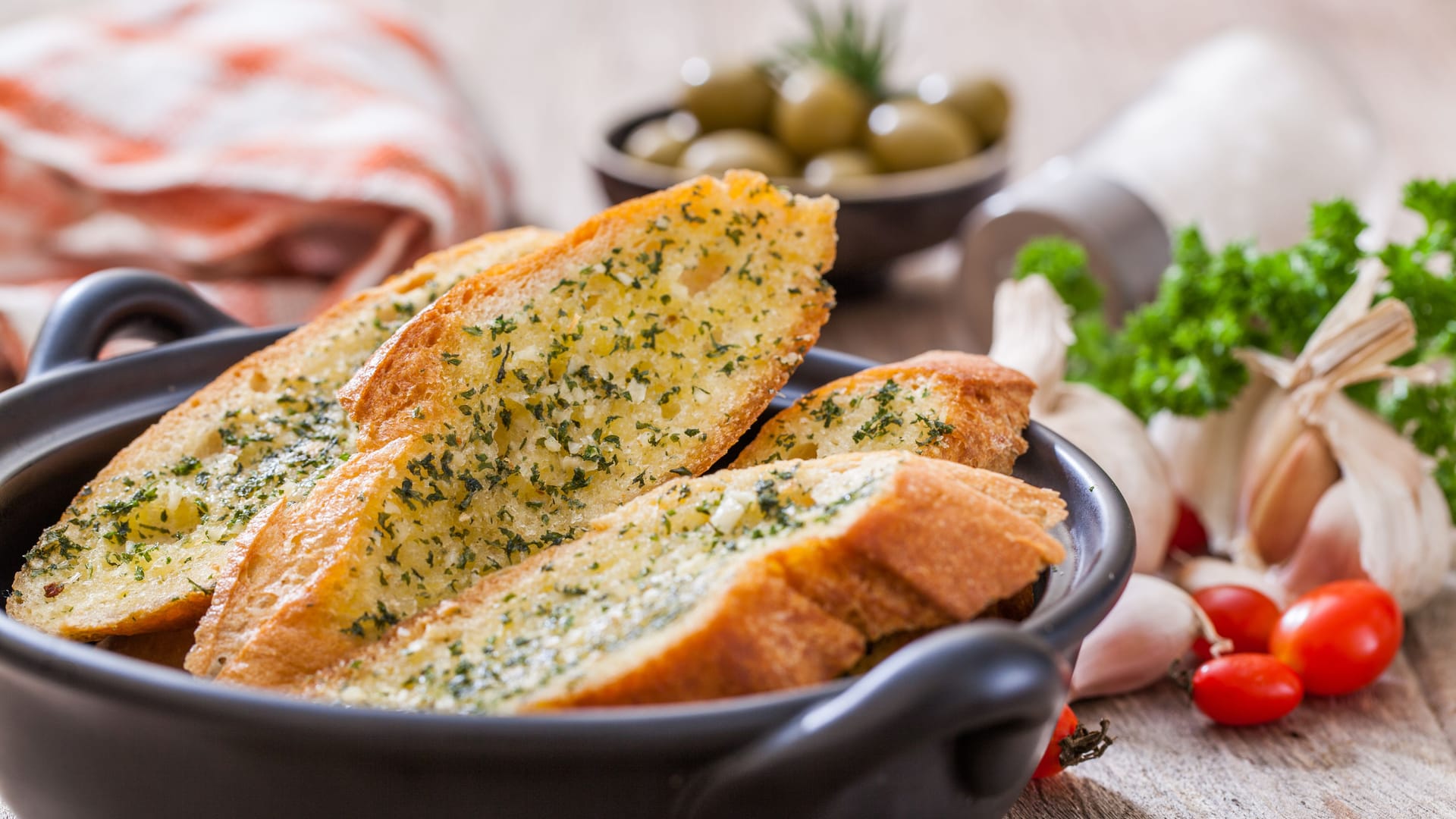 Die perfekte Grillbeilage: Es gibt auch vegane Kräuterbaguettes mit Margarine. Die perfekte Grillbeilage: Es gibt auch vegane Kräuterbaguettes mit Margarine.