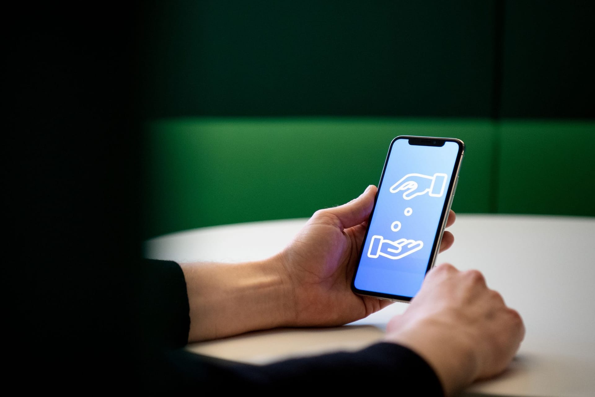 Ein Mann spendet per Smartphone Geld