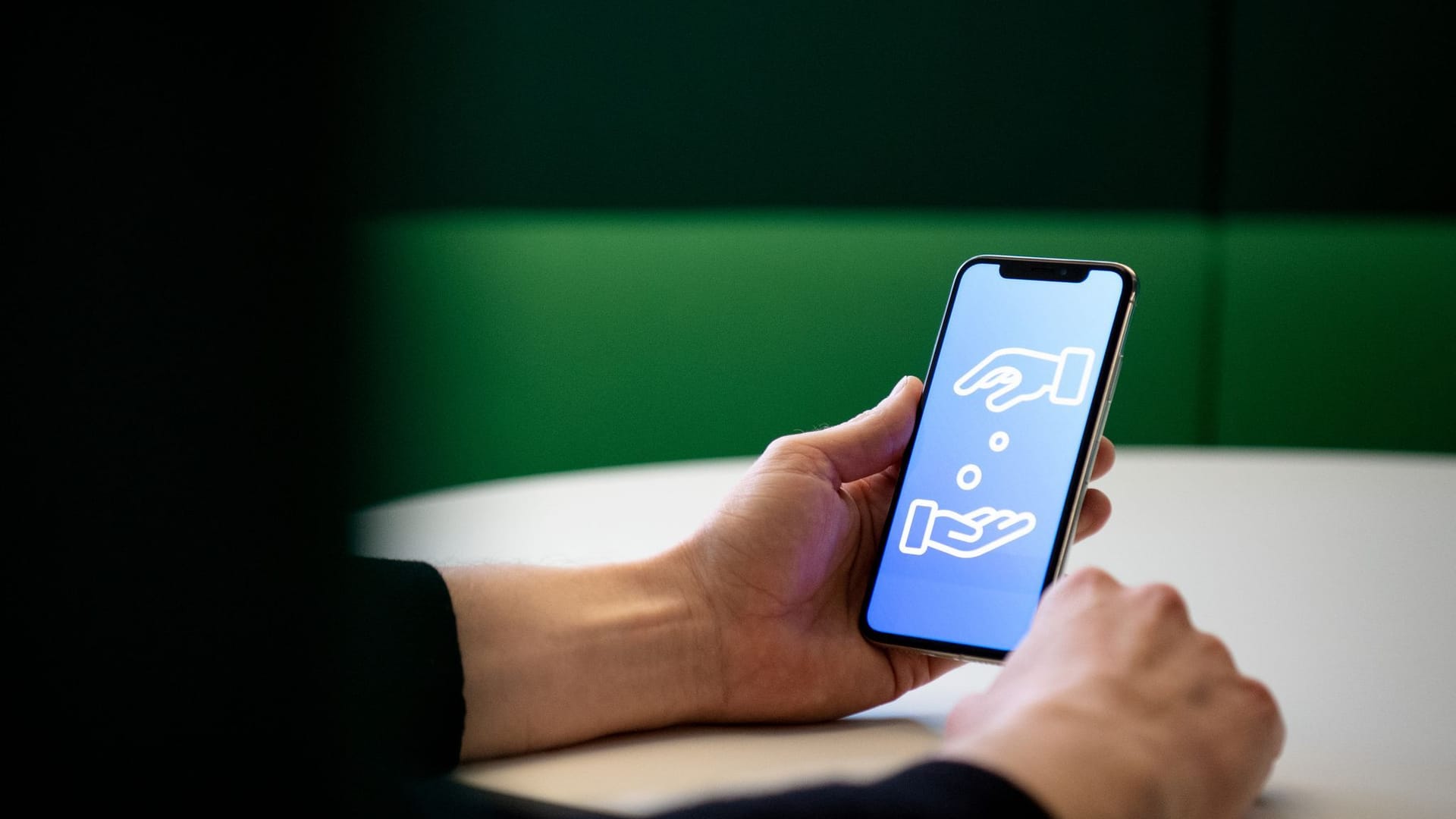 Ein Mann spendet per Smartphone Geld Ein Mann spendet per Smartphone Geld