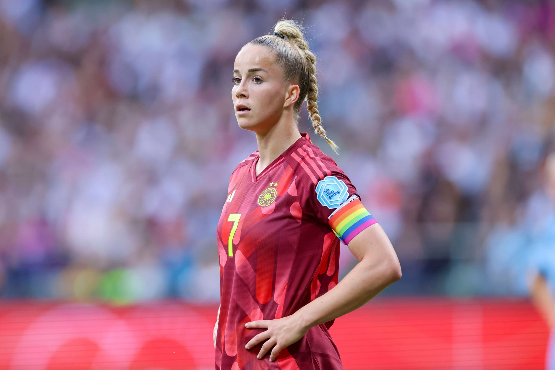 Giulia Gwinn: Brauchte lange, um in die Partie zu finden. Haderte immer wieder im Eins-gegen-Eins mit dem Ball, wurde in der Rückwärtsbewegung mehrmals überspielt. Brachte sich mit einigen guten Flanken wie in der 22. und 44. Minute ein. In der zweiten Hälfte deutlich präsenter, legte zum 4.0 (48.) auf. Note: 3 Giulia Gwinn: Brauchte lange, um in die Partie zu finden. Haderte immer wieder im Eins-gegen-Eins mit dem Ball, wurde in der Rückwärtsbewegung mehrmals überspielt. Brachte sich mit einigen guten Flanken wie in der 22. und 44. Minute ein. In der zweiten Hälfte deutlich präsenter, legte zum 4.0 (48.) auf. Note: 3