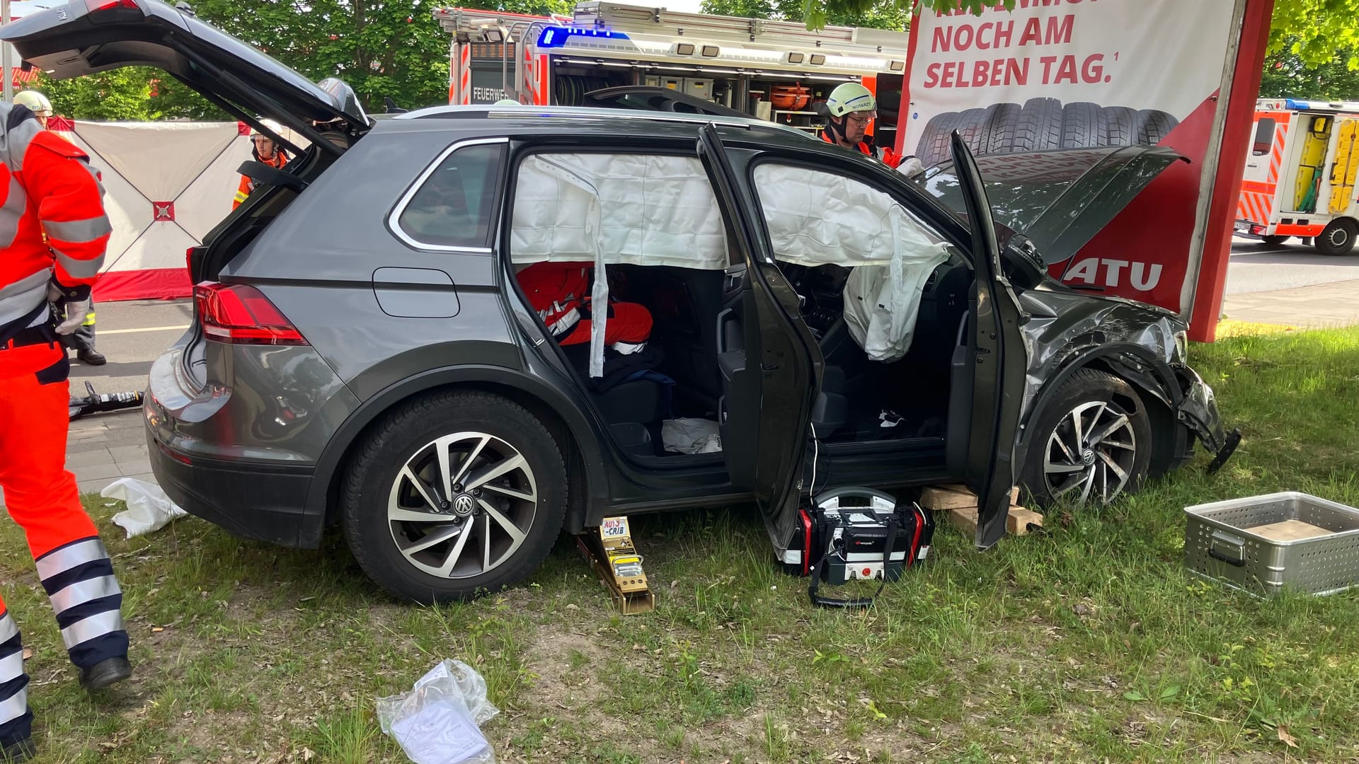 Schwerer Unfall auf der Hildesheimer Straße: Rettungskräfte befreiten den Fahrer. Schwerer Unfall auf der Hildesheimer Straße: Rettungskräfte befreiten den Fahrer.