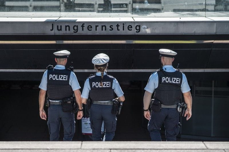 Bundespolizisten am S-Bahnhaltepunkt Jungfernstieg (Symbolbild): Ein Sanitäter wollte helfen – dann schlug der 65-Jährige zu.