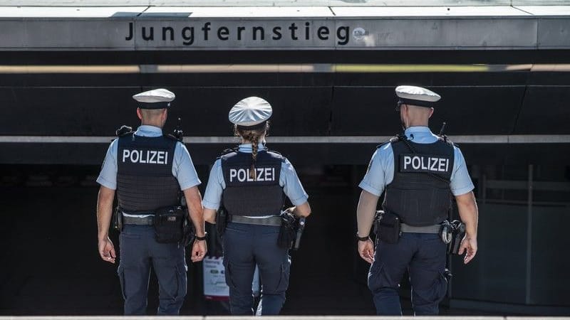 Bundespolizisten am S-Bahnhaltepunkt Jungfernstieg (Symbolbild): Ein Sanitäter wollte helfen – dann schlug der 65-Jährige zu.