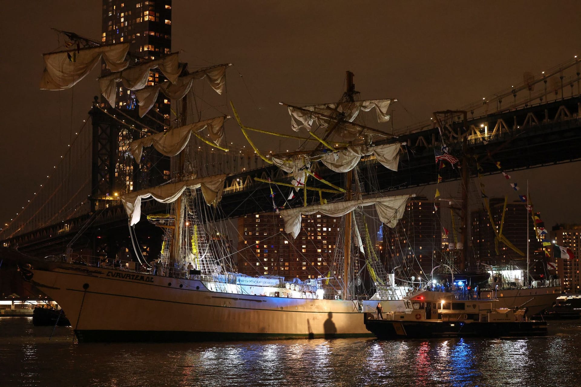 Schiff kollidiert mit Brooklyn Bridge in New York