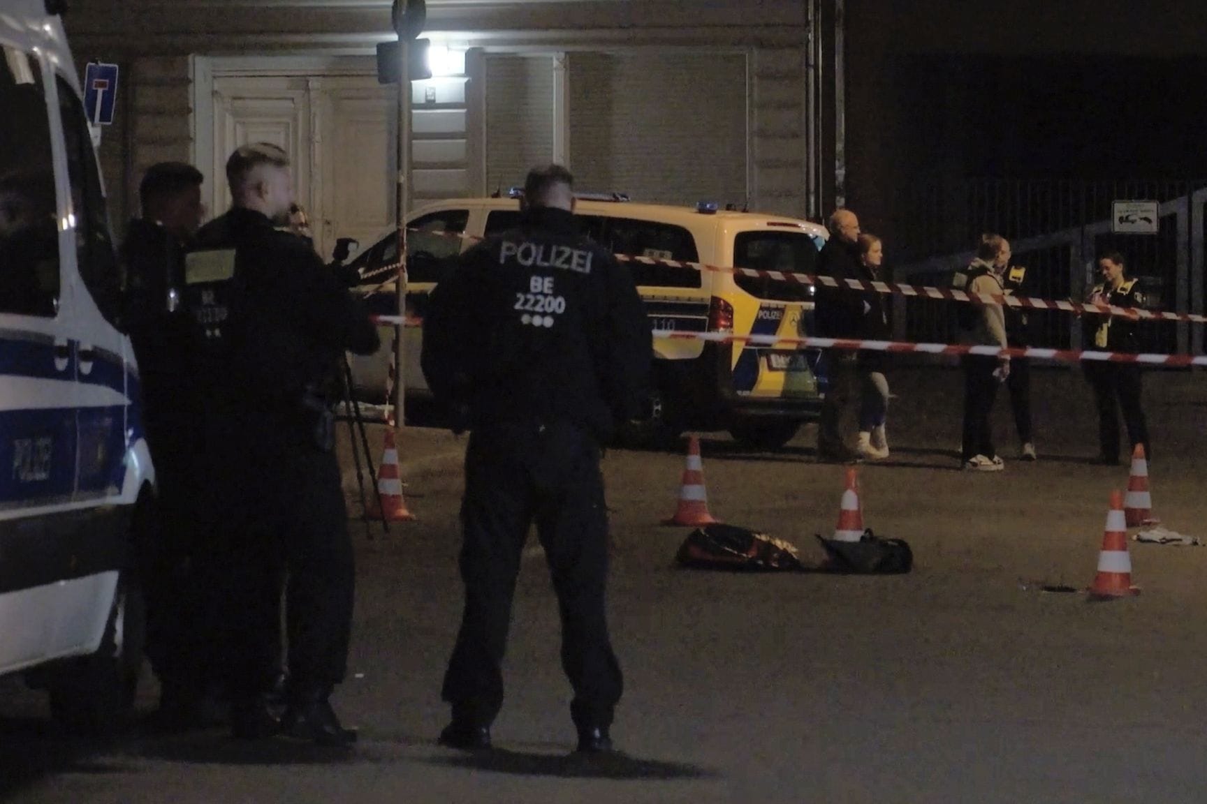 Beamte an einer Absperrung im Berliner Stadtteil Neukölln: Ein 28-Jähriger hat dort einen Polizisten im lebensgefährlich verletzt.