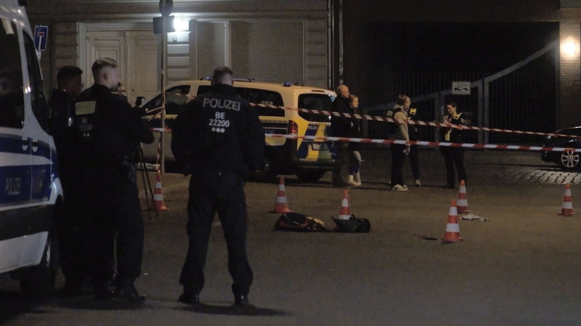 Beamte an einer Absperrung im Berliner Stadtteil Neukölln: Ein 28-Jähriger hat dort einen Polizisten im lebensgefährlich verletzt. Beamte an einer Absperrung im Berliner Stadtteil Neukölln: Ein 28-Jähriger hat dort einen Polizisten im lebensgefährlich verletzt.