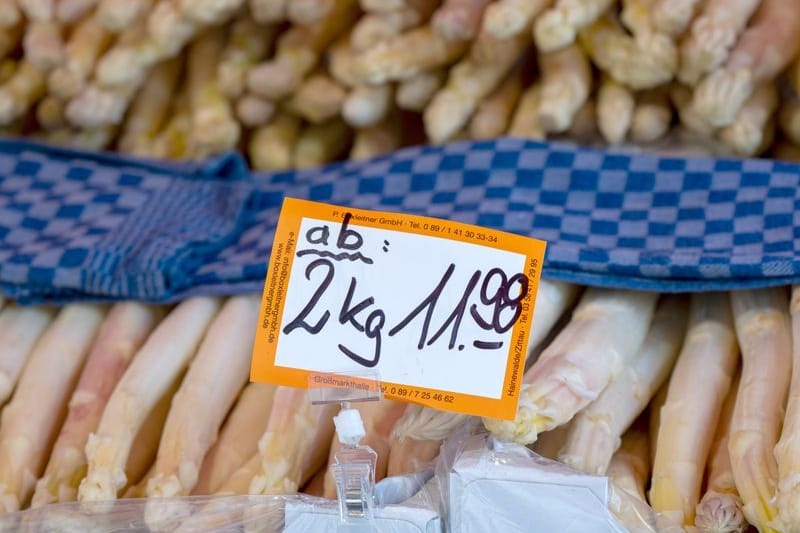 Spargel in der Auslage (Archivbild): Die Saison läuft bisher gut.