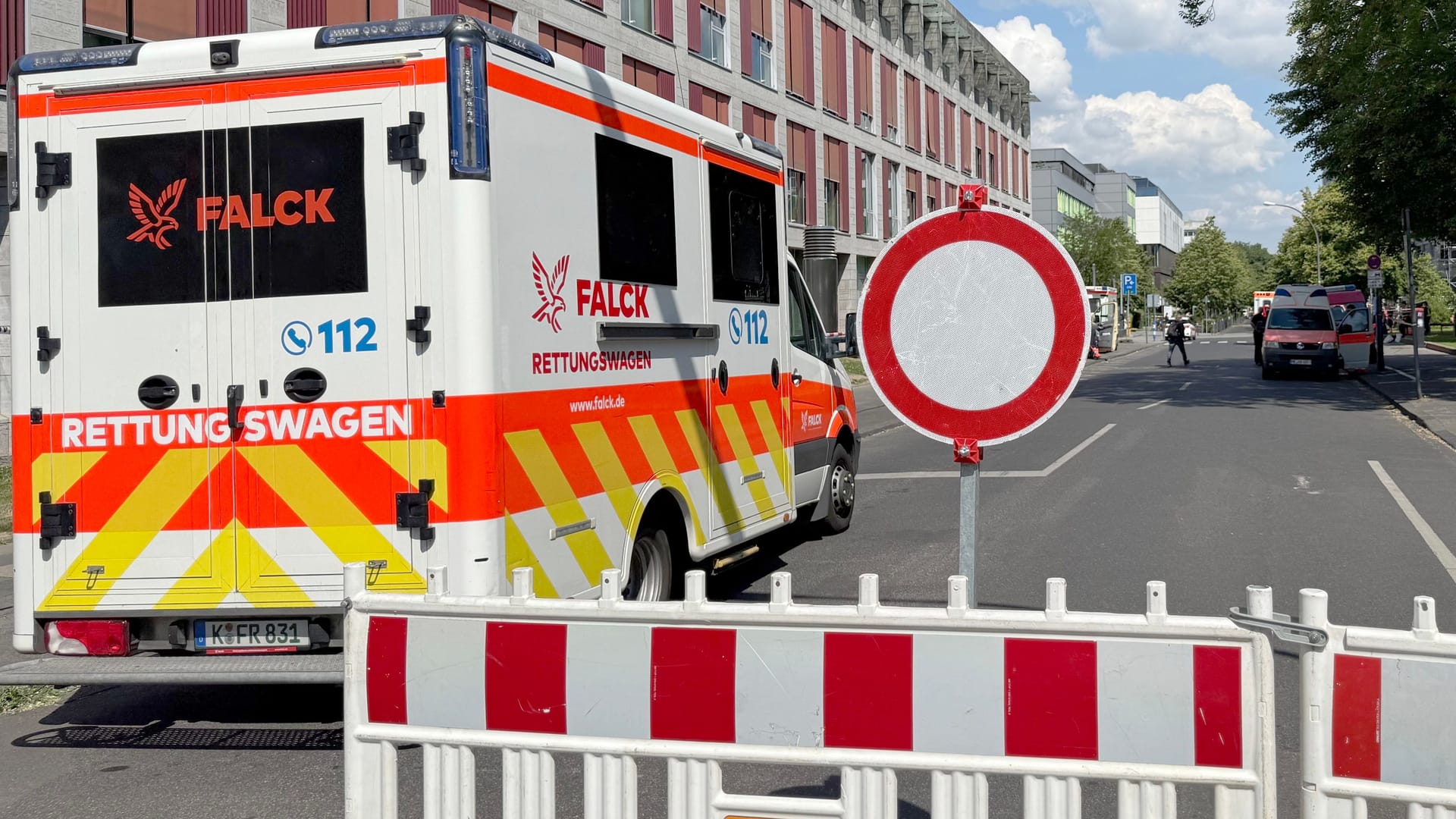 An der Kölner Uniklinik ist das Gelände weiträumig abgesperrt: Krankenwagen, Ordnungsamt und Feuerwehr sind vor Ort, um bei der Bombenentschärfung zu unterstützen.