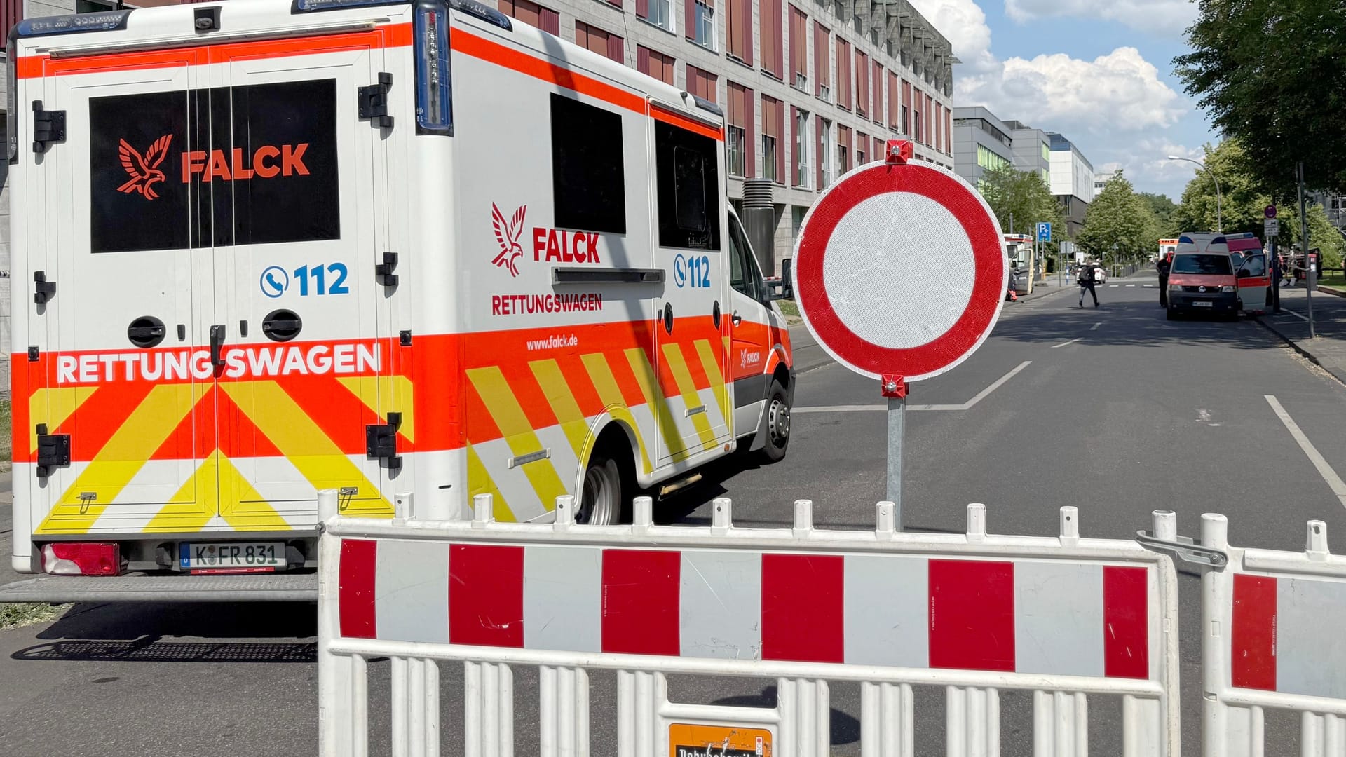 An der Kölner Uniklinik ist das Gelände weiträumig abgesperrt: Krankenwagen, Ordnungsamt und Feuerwehr sind vor Ort, um bei der Bombenentschärfung zu unterstützen.
