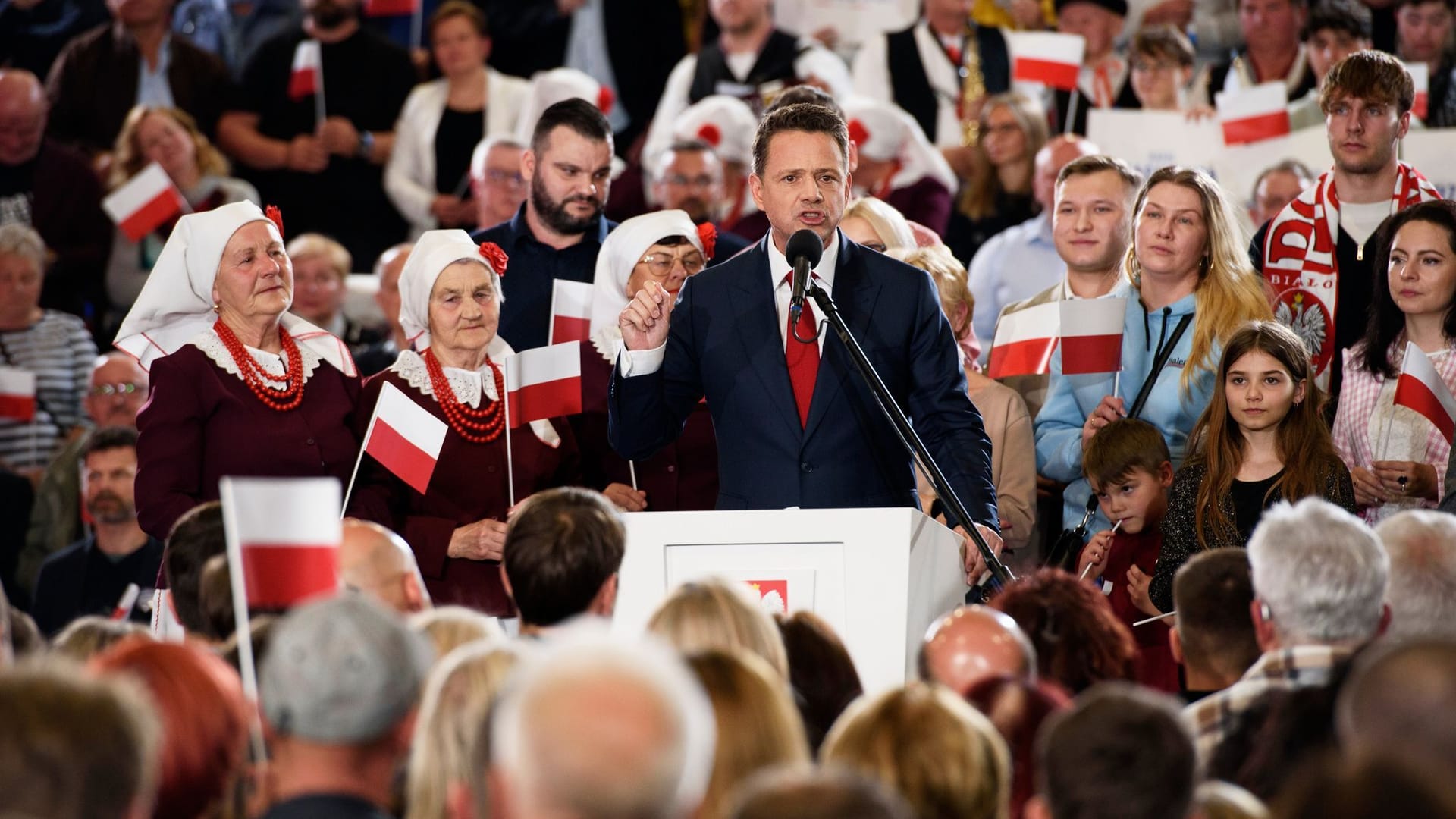 Präsidentschaftskandidat Rafal Trzaskowski feiert die Ergebnisse in der Nacht in Sandomierz.
