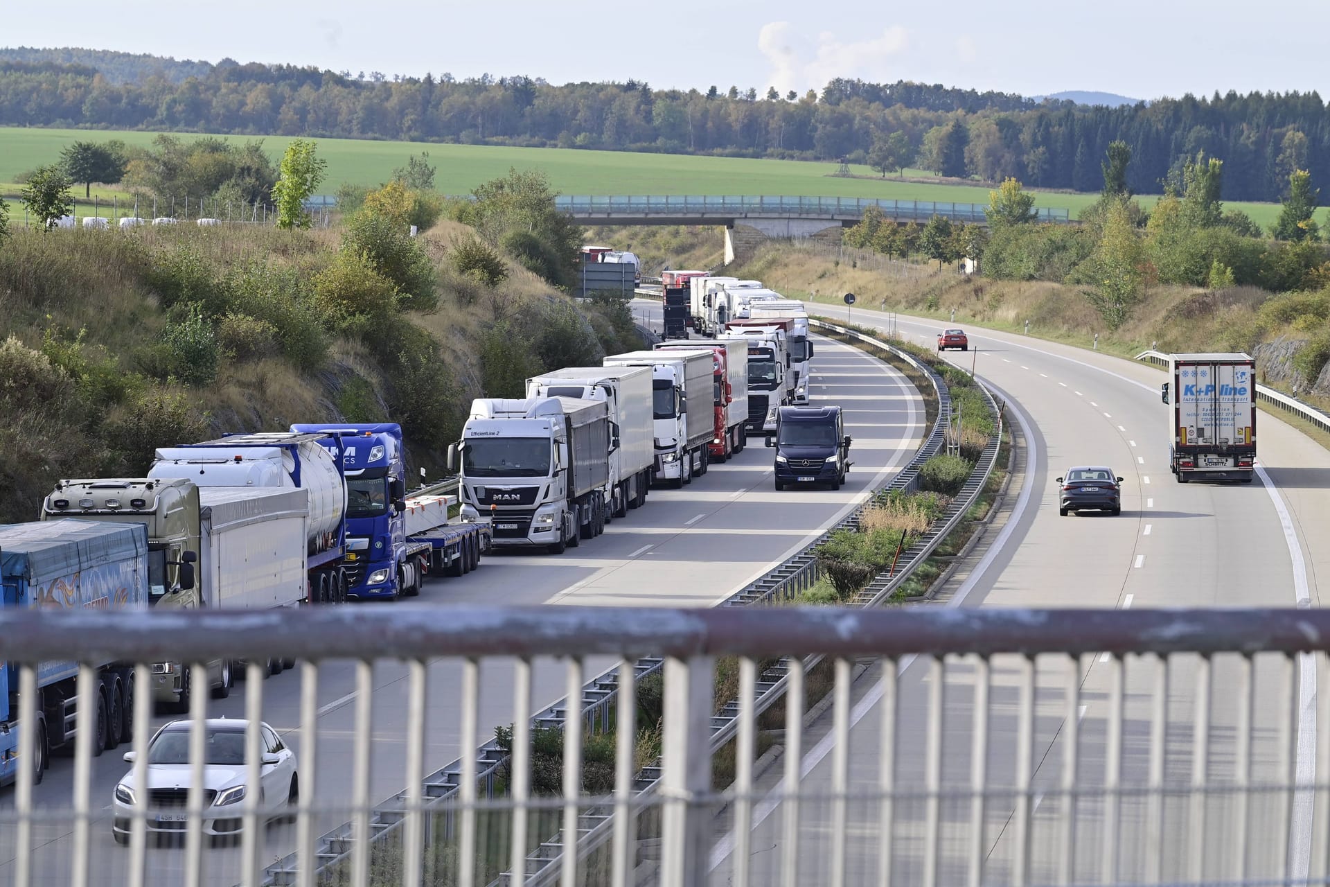 Die A17 (Archivbild): Von einer solchen Brücke ist ein Stein auf die Fahrbahn geworfen worden.