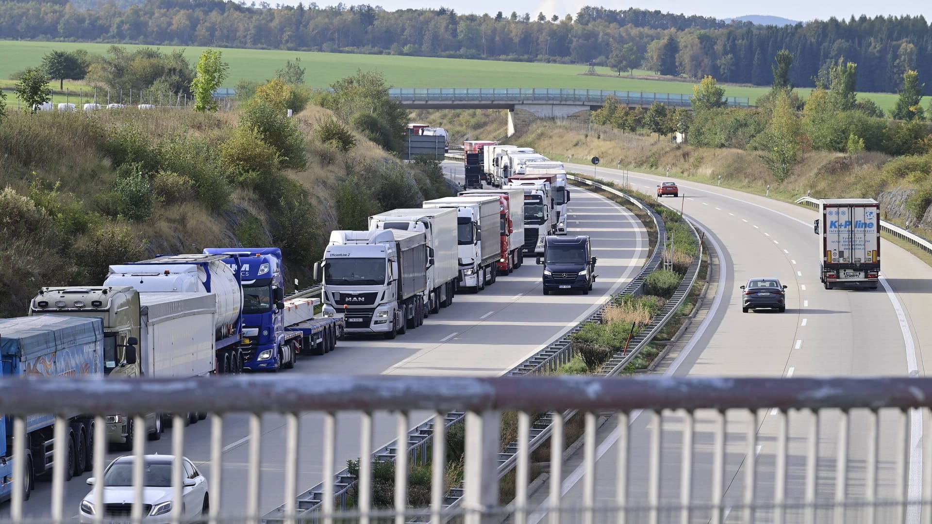 Die A17 (Archivbild): Von einer solchen Brücke ist ein Stein auf die Fahrbahn geworfen worden. Die A17 (Archivbild): Von einer solchen Brücke ist ein Stein auf die Fahrbahn geworfen worden.