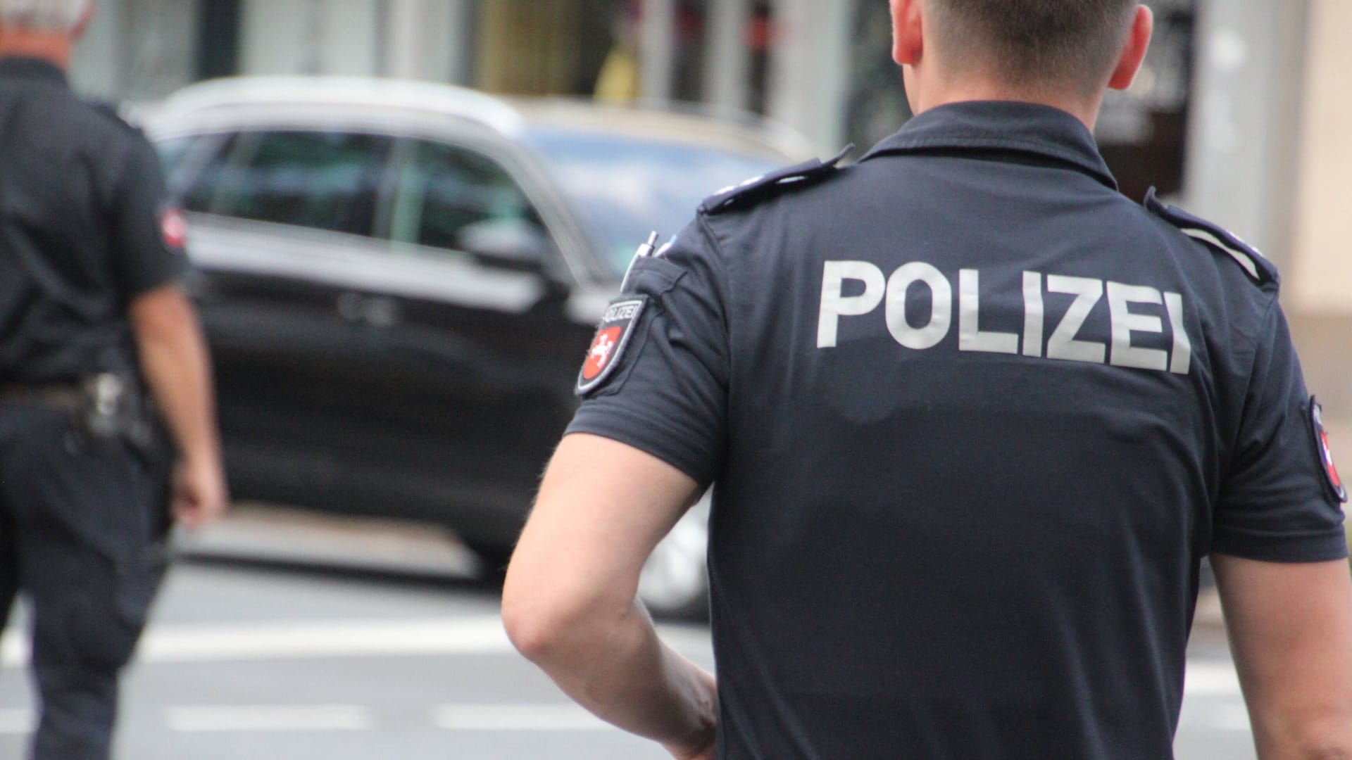 Polizisten (Symbolbild): Einer der Angeklagten sitzt bereits in Untersuchungshaft. Polizisten (Symbolbild): Einer der Angeklagten sitzt bereits in Untersuchungshaft.