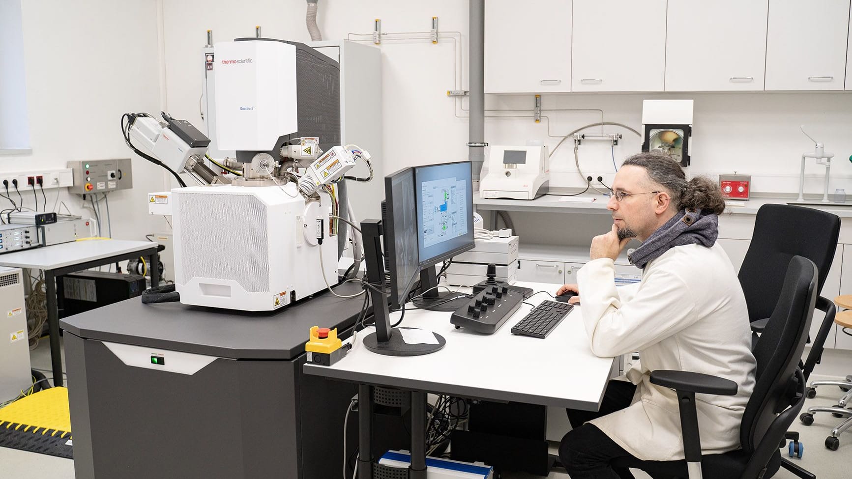 Dr. Jendrian Riedel, Biologe und wissenschaftlicher Koordinator, sitzt vor dem neuen ESE-Mikroskop.