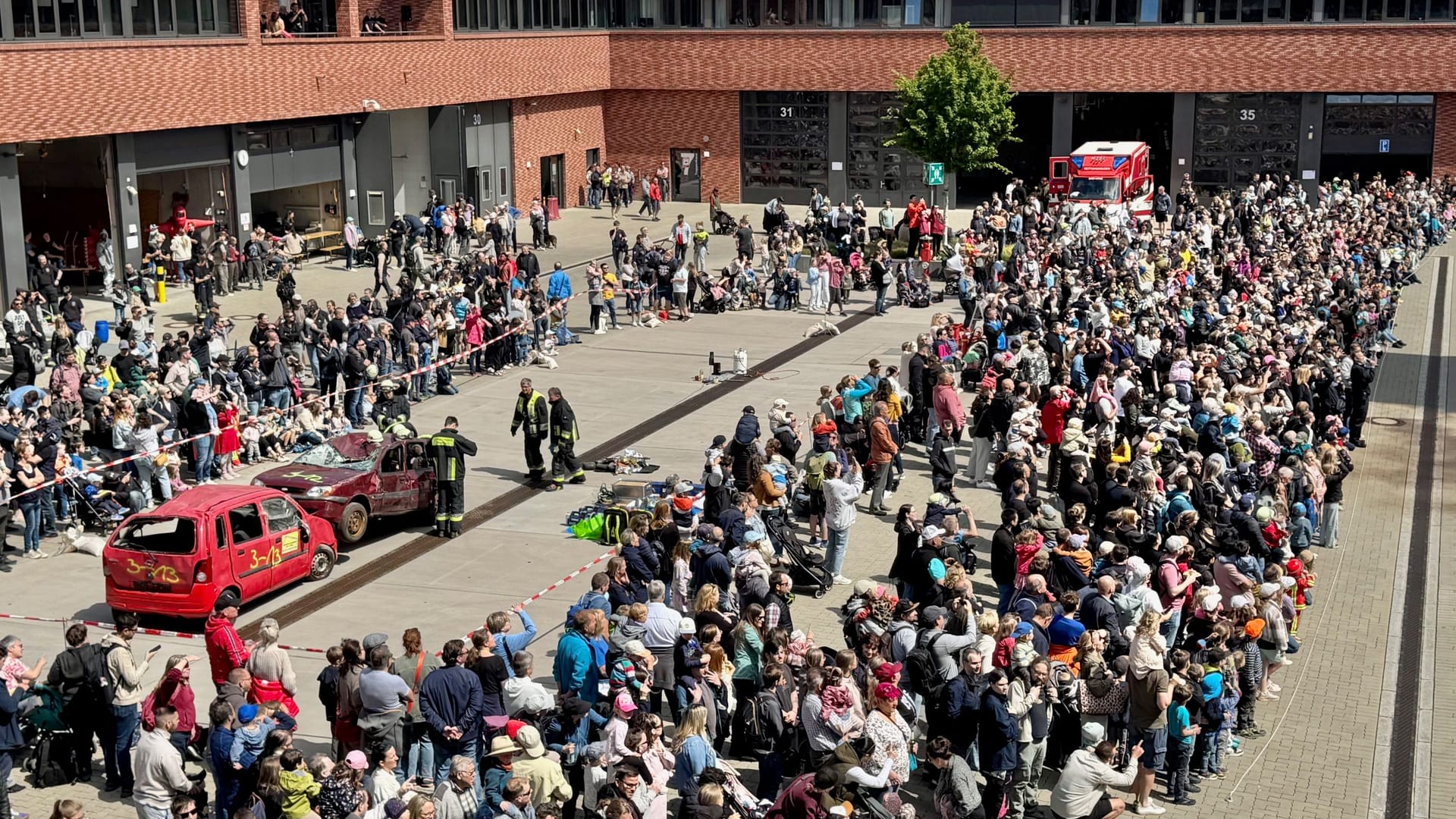 In der Feuerwache 1 ließen die Einsatzkräfte am Sonntag hinter ihre Kulissen blicken. In der Feuerwache 1 ließen die Einsatzkräfte am Sonntag hinter ihre Kulissen blicken.