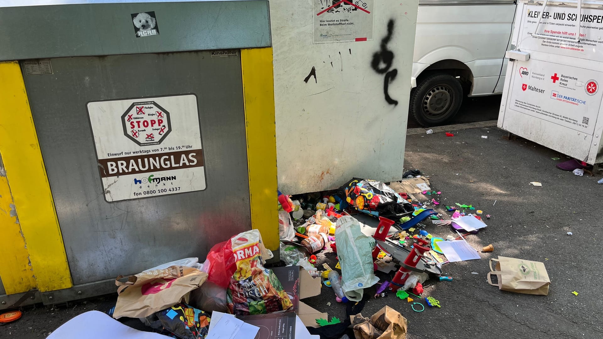Glascontainer am Melanchthonplatz: Auch im Park dahinter liegt Müll – ein Anwohner klagt über Ratten und Mäuse.