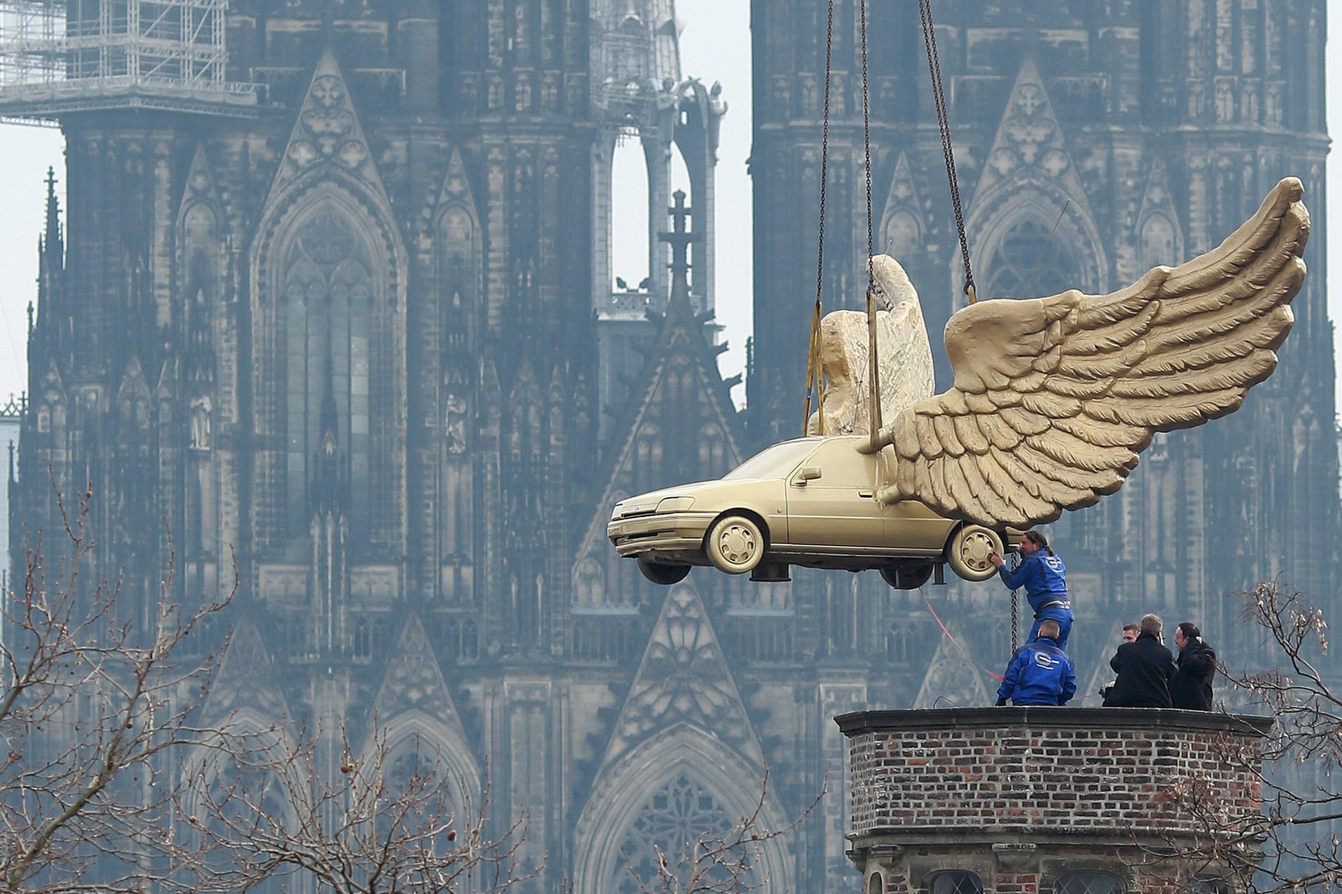 Das Flügelauto des Aktionskünstlers HA Schult (Archivbild): Ein Gutachten stellt den Standpunkt auf dem Zeughaus infrage.