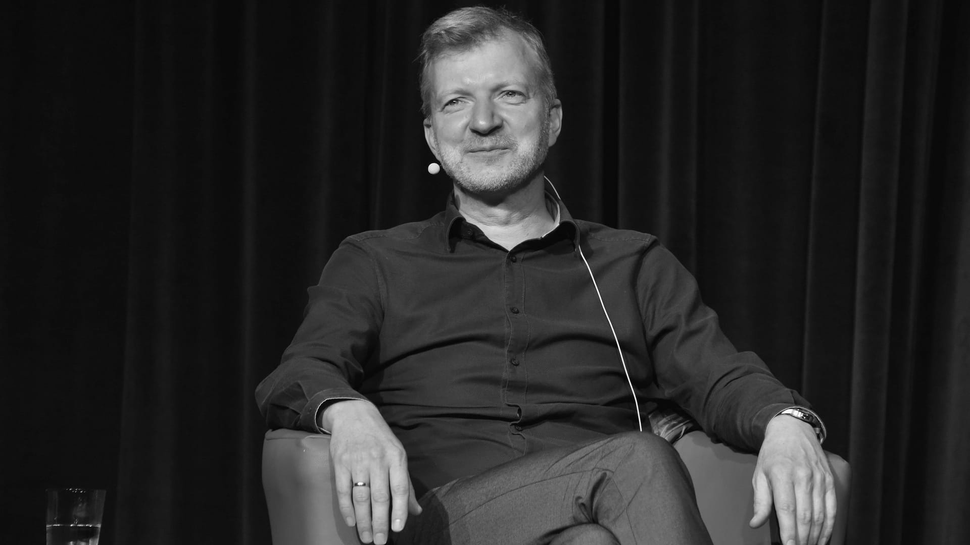 Thomas Grossbölting bei einer Podiumsdiskussion (Archivbild): Der Hamburger Historiker soll posthum für seine Arbeit geehrt werden.