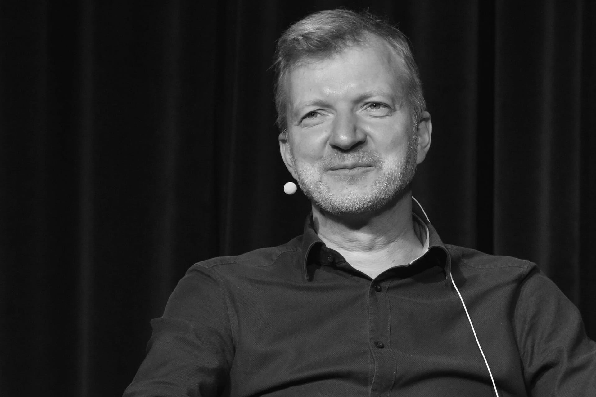 Thomas Grossbölting bei einer Podiumsdiskussion (Archivbild): Der Hamburger Historiker soll posthum für seine Arbeit geehrt werden.