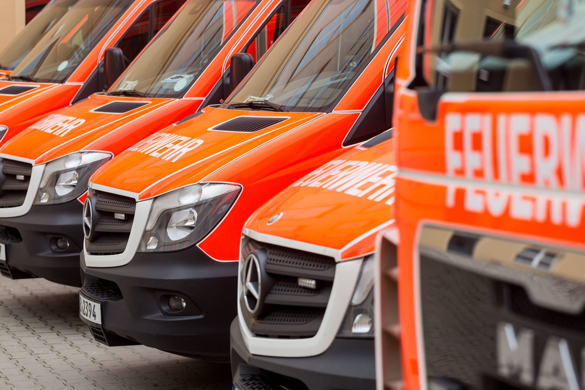 Einsatzfahrzeuge der Berliner Feuerwehr (Symbolfoto): Am Donnerstagabend brannte es auf der A113 bei Adlershof.