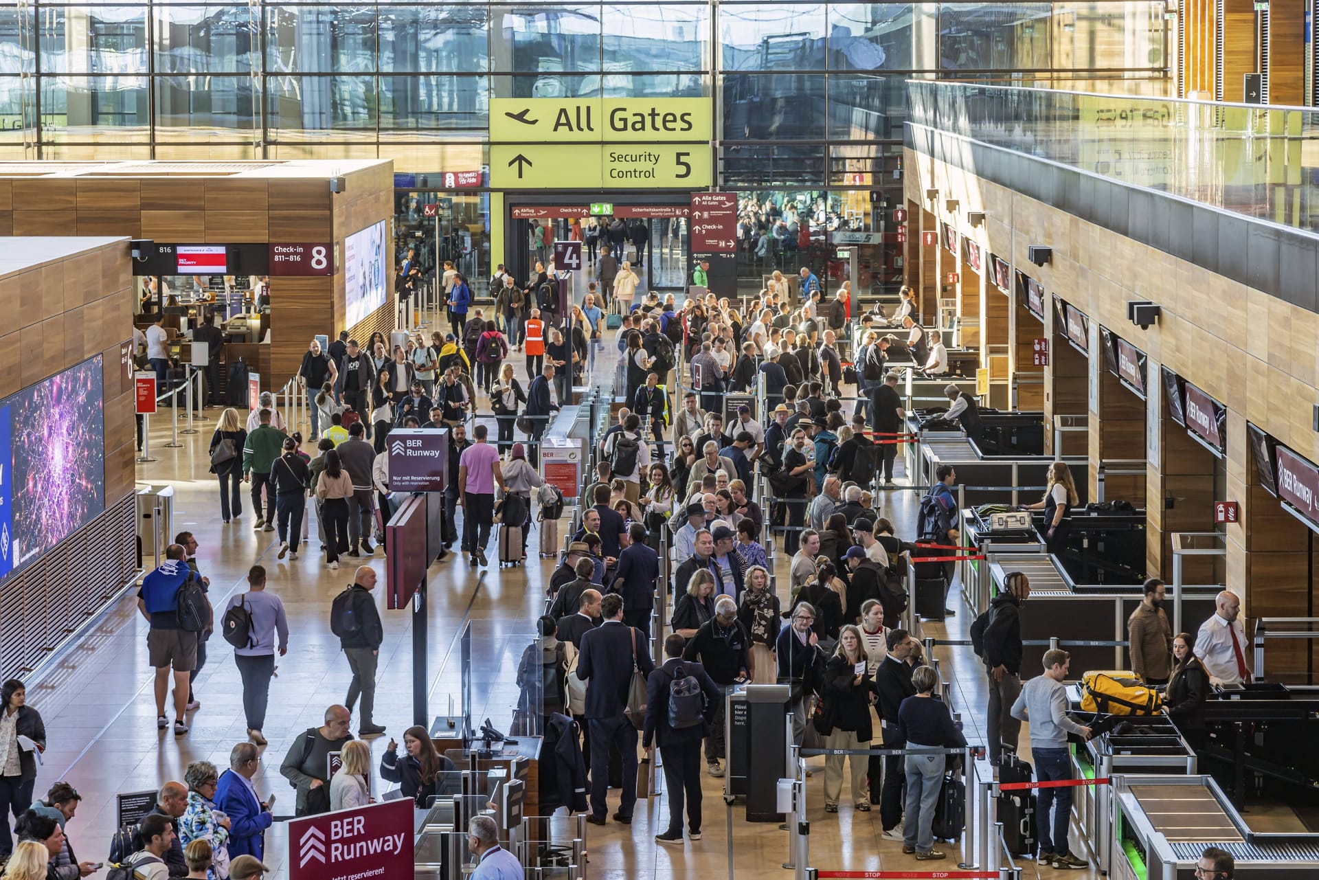 Flughafen Berlin-Brandenburg BER: Passagiere im Terminal 1 warten vor dem Abflug auf Check-in und Sicherheitskontrolle (Archivbild).