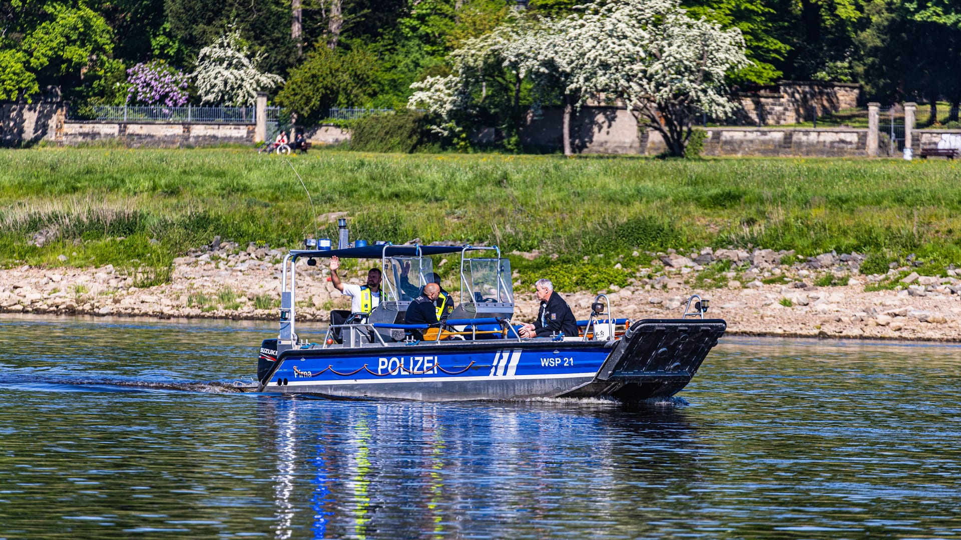 Ein Boot der Wasserschutzpolizei (Symbolbild): In Wolgast in Mecklenburg-Vorpommern wollte ein Mann helfen – und starb.