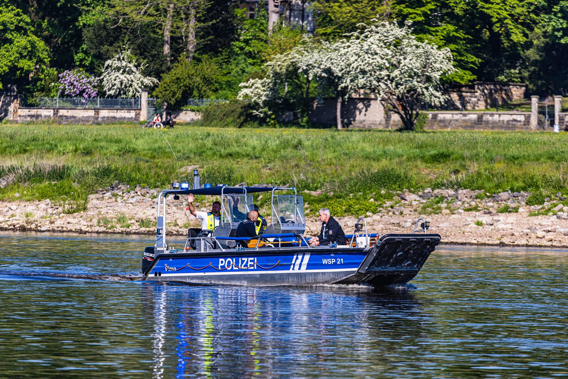 Ein Boot der Wasserschutzpolizei (Symbolbild): In Wolgast in Mecklenburg-Vorpommern wollte ein Mann helfen – und starb.