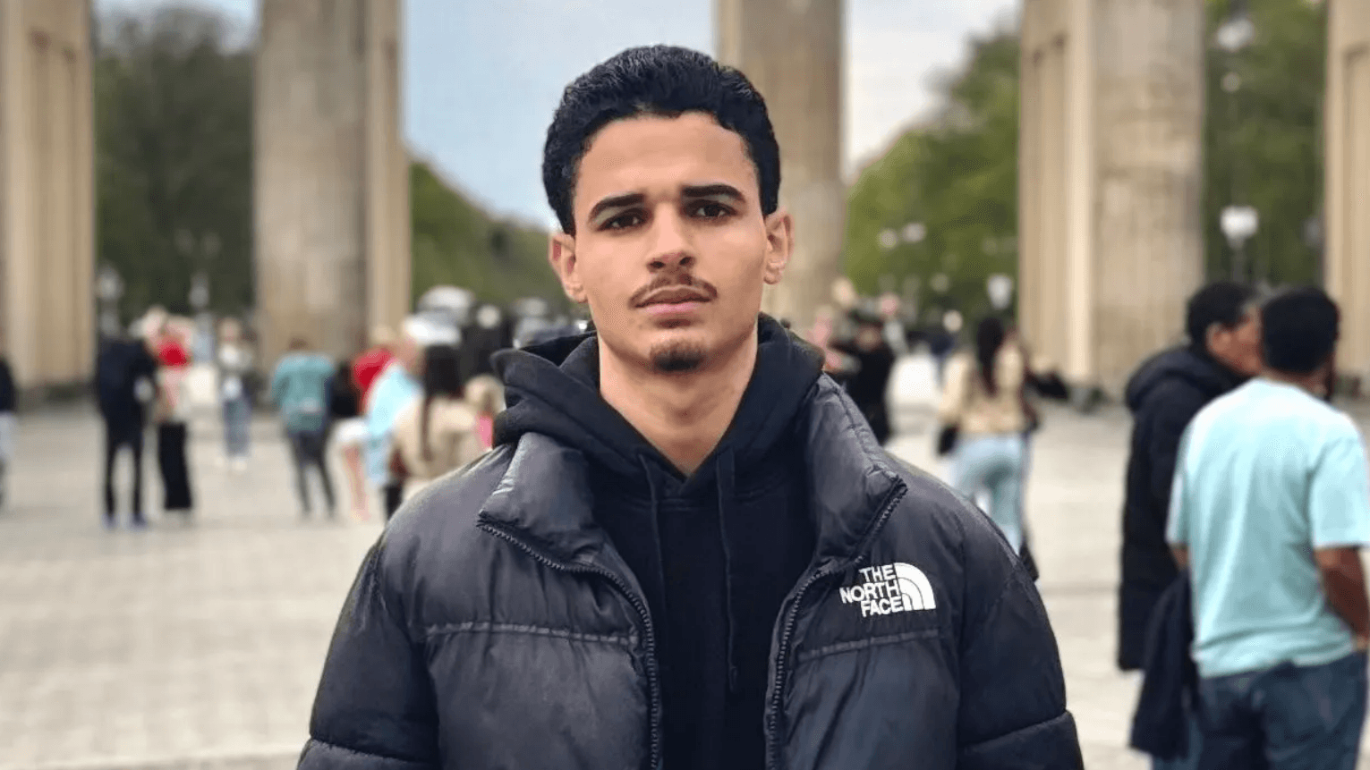 Muhammad al Muhammad: Der Afghane stoppte die Messerangreiferin vom Bahnhof und steht damit in einer Reihe von Geflüchteten, die bei Bluttaten einschritten.
