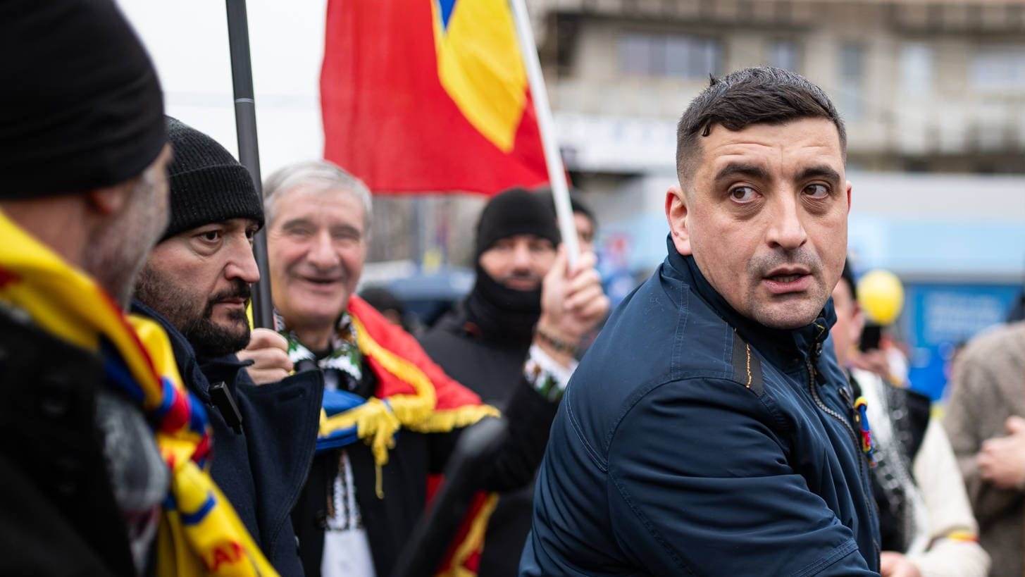George Simion bei einer Demonstration gegen die rumänische Regierung (Archivbild): Die Annullierung der vorangegangenen Wahl bezeichnete er als Putsch.