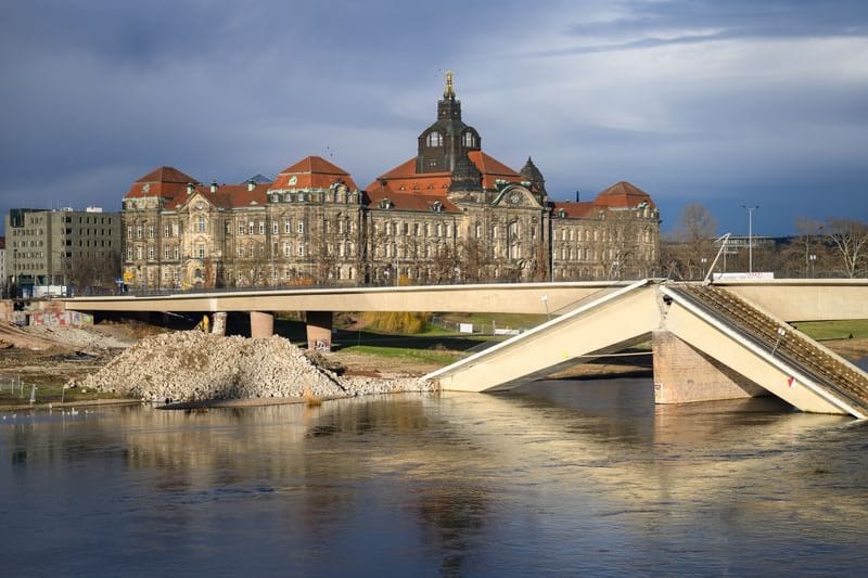 Blick auf die teileingestürzte Carolabrücke an der Elbe, im Hintergrund ist die Staatskanzlei zu sehen.