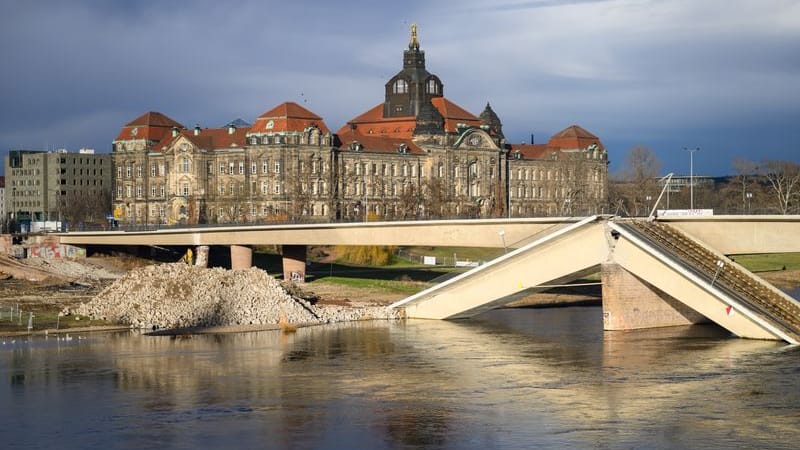 Blick auf die teileingestürzte Carolabrücke an der Elbe, im Hintergrund ist die Staatskanzlei zu sehen. Blick auf die teileingestürzte Carolabrücke an der Elbe, im Hintergrund ist die Staatskanzlei zu sehen.