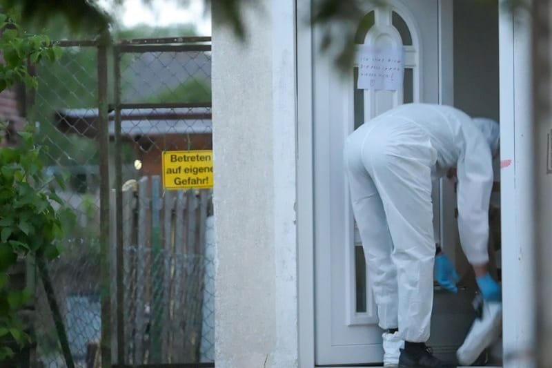 Ermittler sichern Spuren nach dem Fund einer Leiche auf Fehmarn: Die Polizei schließt ein Tötungsdelikt nicht aus.