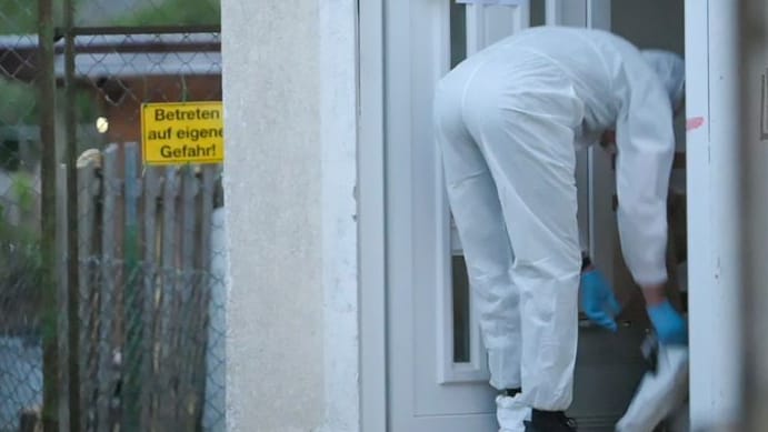 Ermittler sichern Spuren nach dem Fund einer Leiche auf Fehmarn: Die Polizei schließt ein Tötungsdelikt nicht aus. Ermittler sichern Spuren nach dem Fund einer Leiche auf Fehmarn: Die Polizei schließt ein Tötungsdelikt nicht aus.