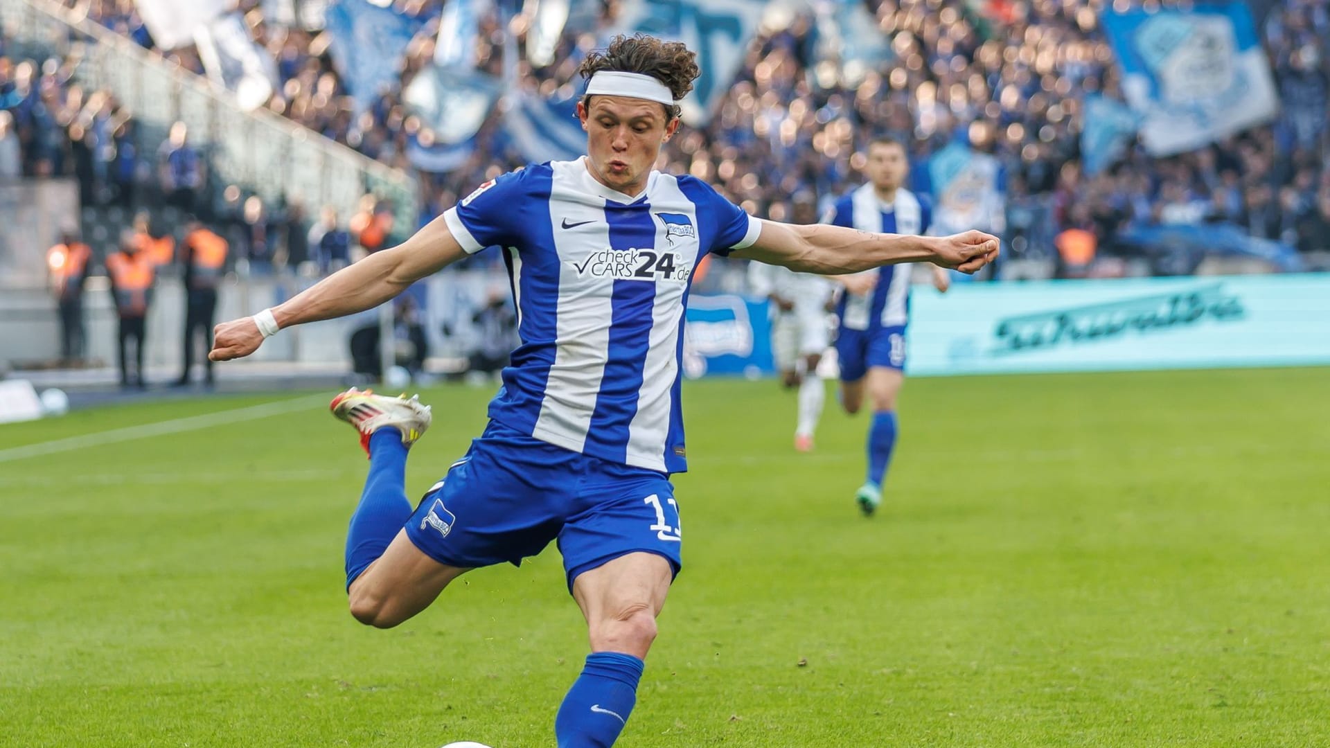 Berlins Fabian Reese spielt den Ball.