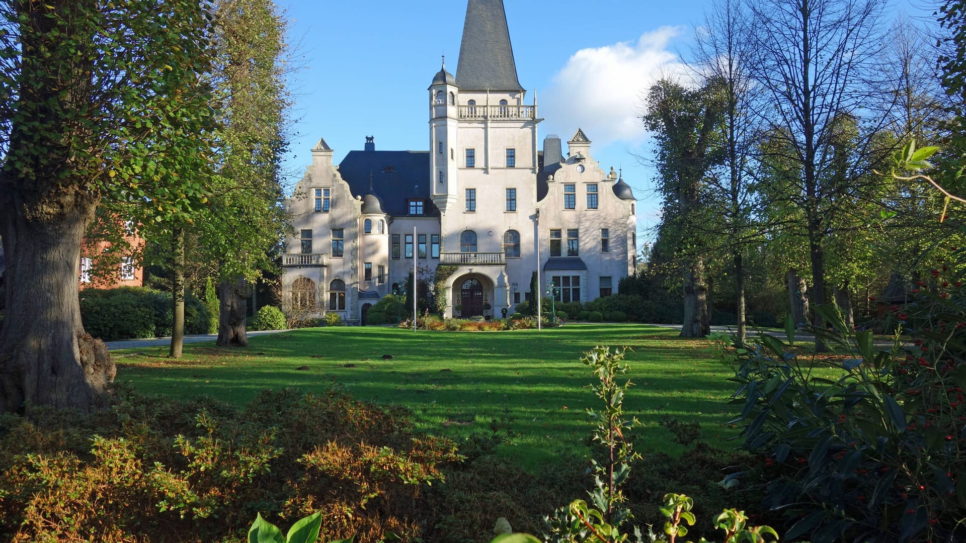 Neue Gutsherren gesucht: Das märchenhafte Schloss Tremsbüttel im Kreis Stormarn ist eingebettet in eine malerische Landschaft. (Archivbild)