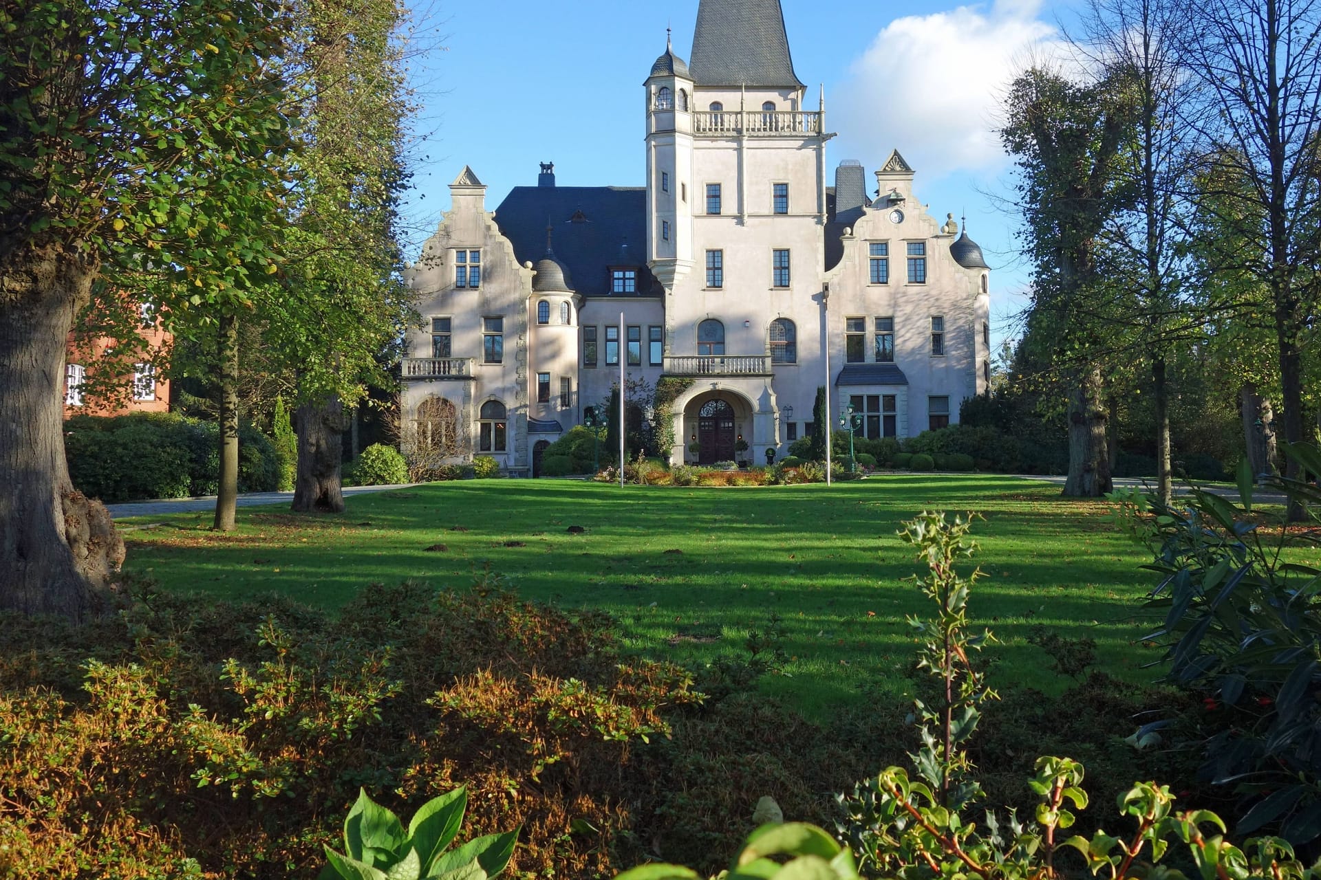 Neue Gutsherren gesucht: Das märchenhafte Schloss Tremsbüttel im Kreis Stormarn ist eingebettet in eine malerische Landschaft. (Archivbild)