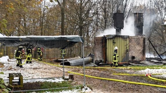 Feuerwehrleute bekämpfen das Feuer in Schleiden im November 2024: Ein 35-Jähriger soll den Brand gelegt haben.