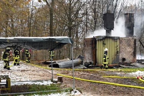 Feuerwehrleute bekämpfen das Feuer in Schleiden im November 2024: Ein 35-Jähriger soll den Brand gelegt haben. Feuerwehrleute bekämpfen das Feuer in Schleiden im November 2024: Ein 35-Jähriger soll den Brand gelegt haben.