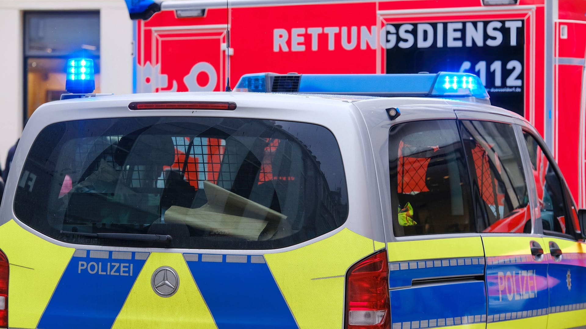 Ein Polizeiauto steht vor einem Rettungswagen (Archivbild): Die Beamten blieben allesamt dienstfähig. Ein Polizeiauto steht vor einem Rettungswagen (Archivbild): Die Beamten blieben allesamt dienstfähig.