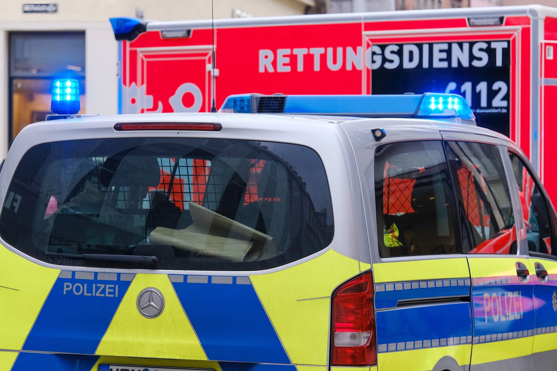 Ein Polizeiauto steht vor einem Rettungswagen (Archivbild): Die Beamten blieben allesamt dienstfähig.