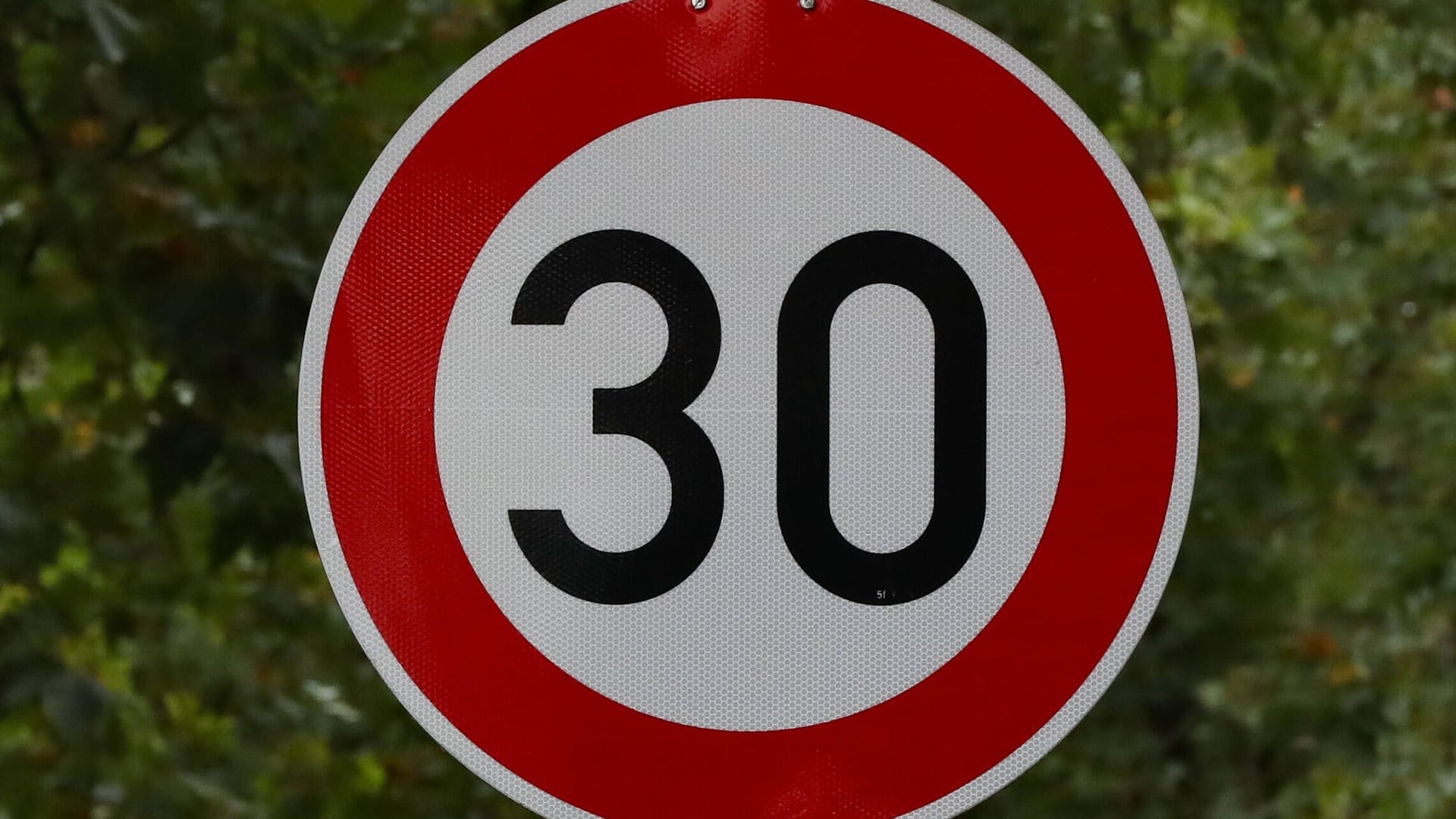 Tempo-30-Schild: Hannover plant neue Geschwindigkeitsbegrenzungen in der Stadt. Tempo-30-Schild: Hannover plant neue Geschwindigkeitsbegrenzungen in der Stadt.