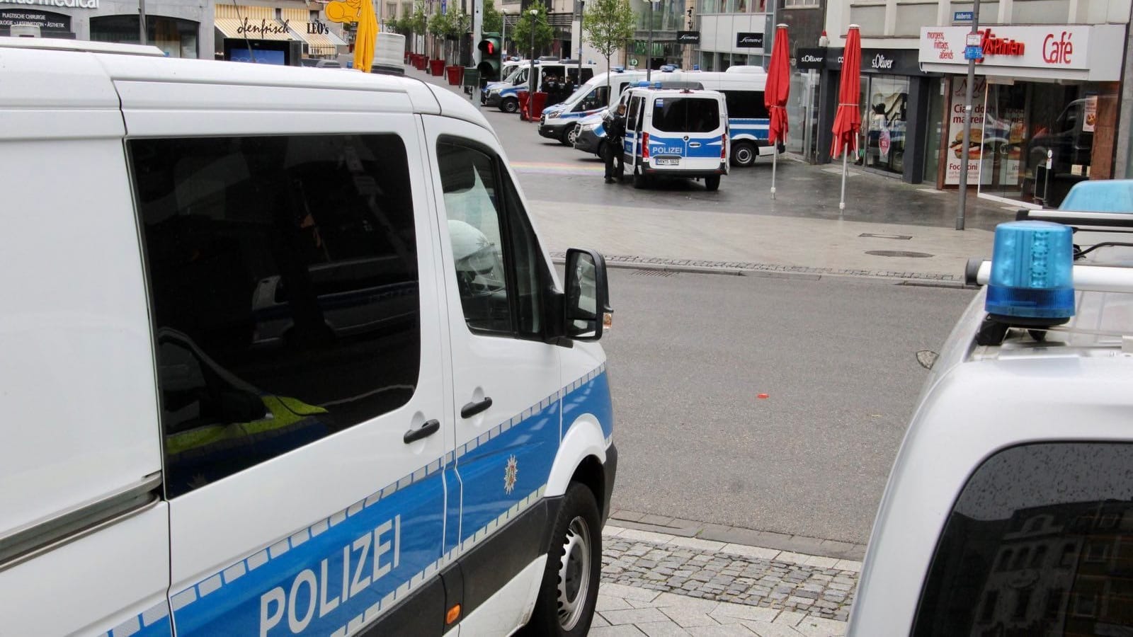 Das Stadtbild in der Aachener Innenstadt ist am Donnerstag von Polizeiautos geprägt.