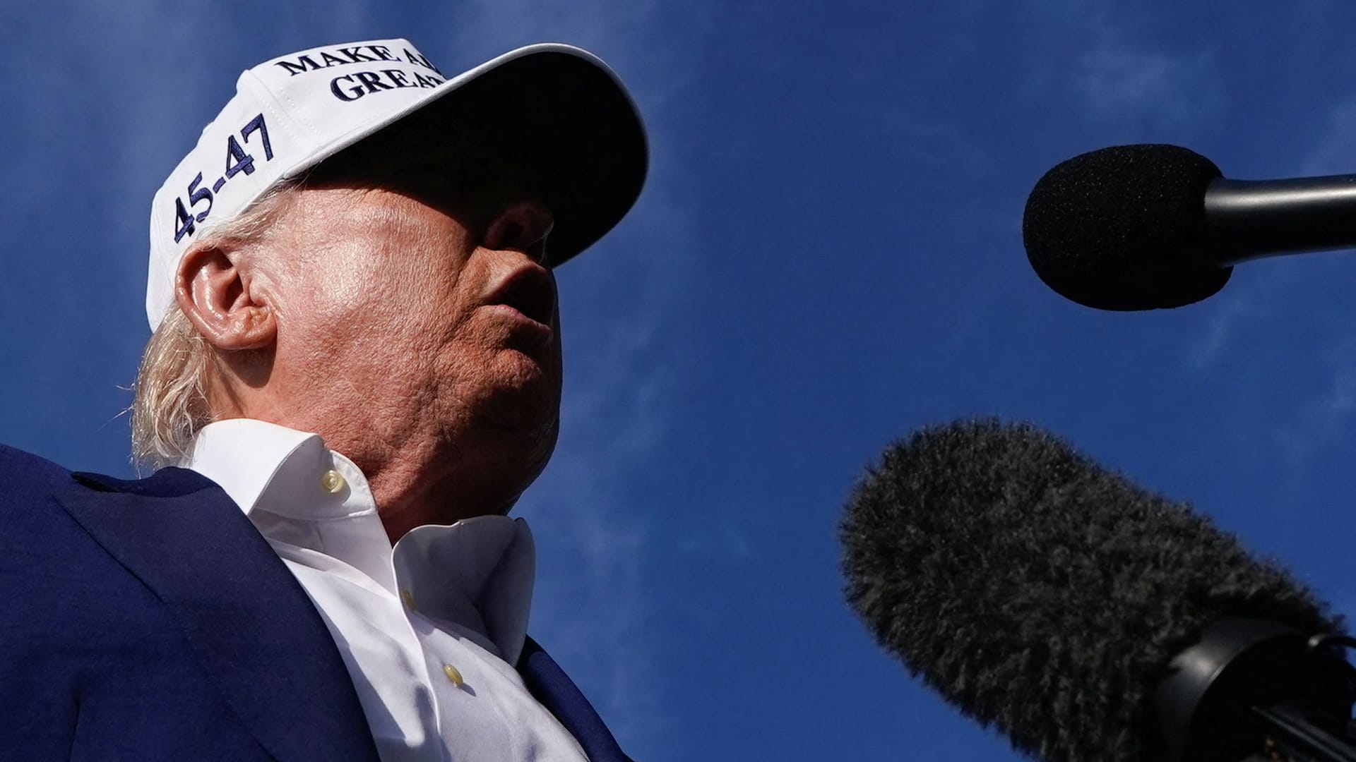 Trump steht Reportern am Morristown Municipal Airport in New Jersey Rede und Antwort.