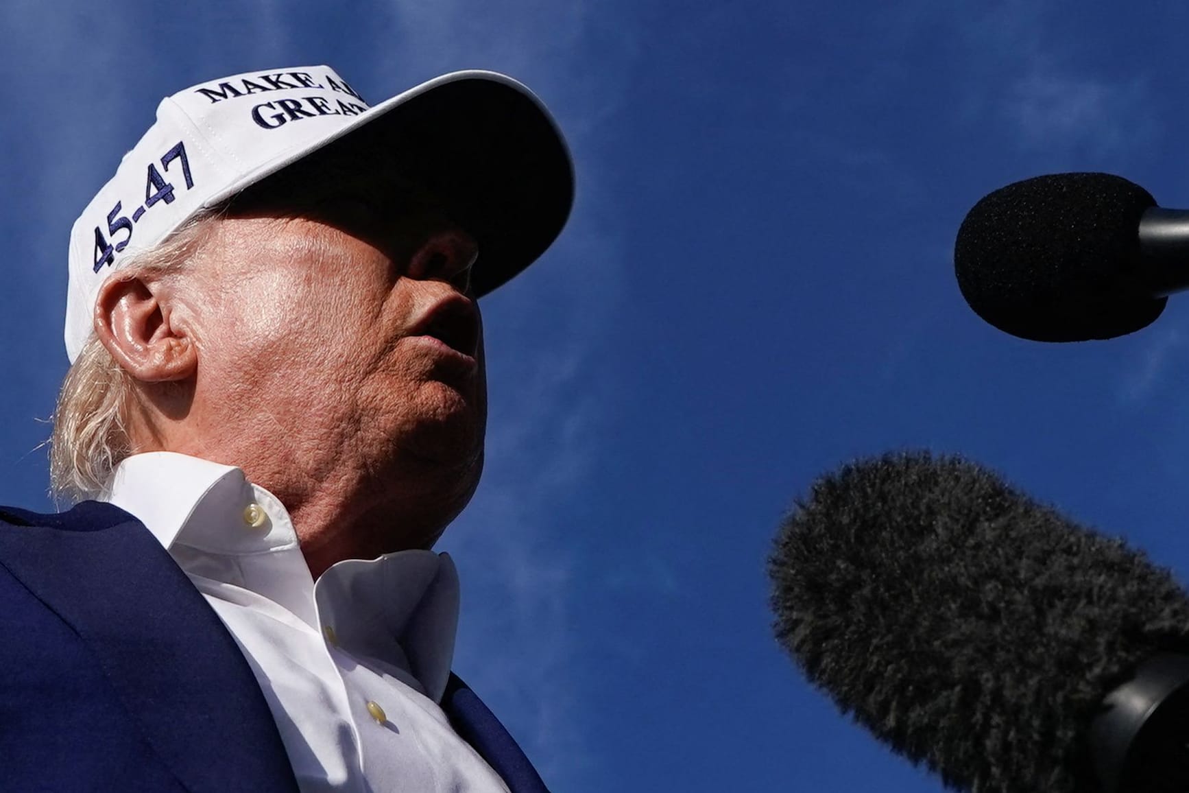 Trump steht Reportern am Morristown Municipal Airport in New Jersey Rede und Antwort.