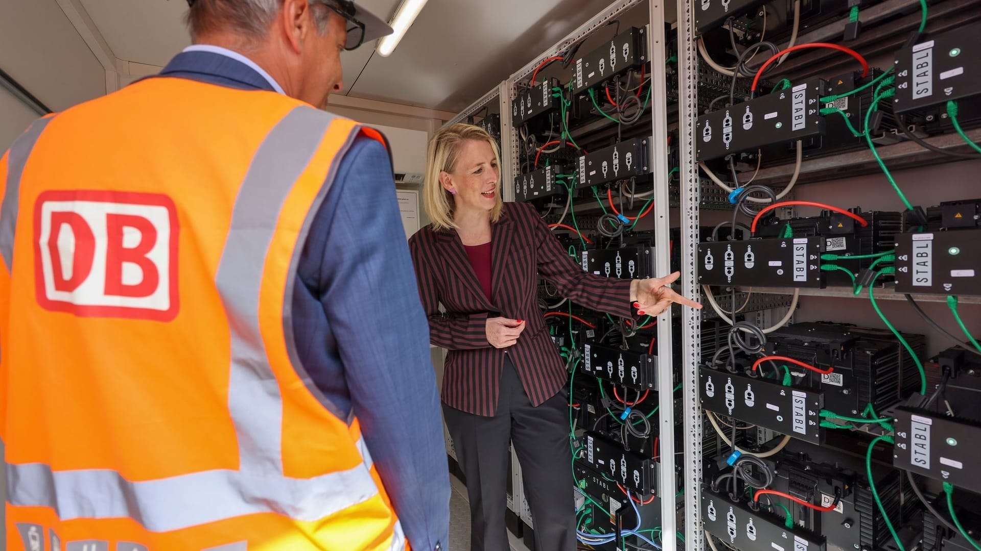 Bahn nutzt Stromspeicher aus alten E-Auto-Batterien Bahn nutzt Stromspeicher aus alten E-Auto-Batterien