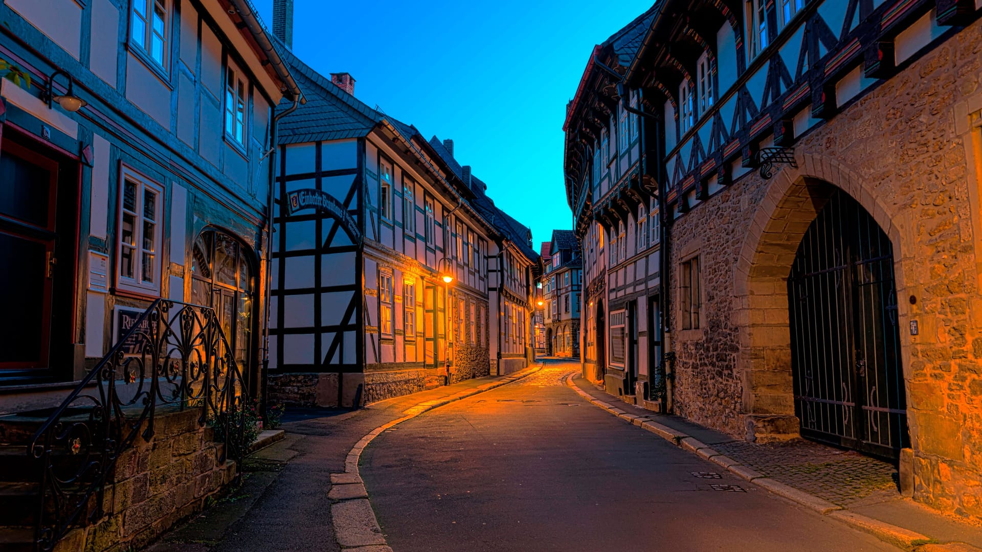 Eine dunkle Gasse in Goslar (Archivfoto): In der niedersächsischen Stadt ist eine Frau mutmaßlich getötet worden.