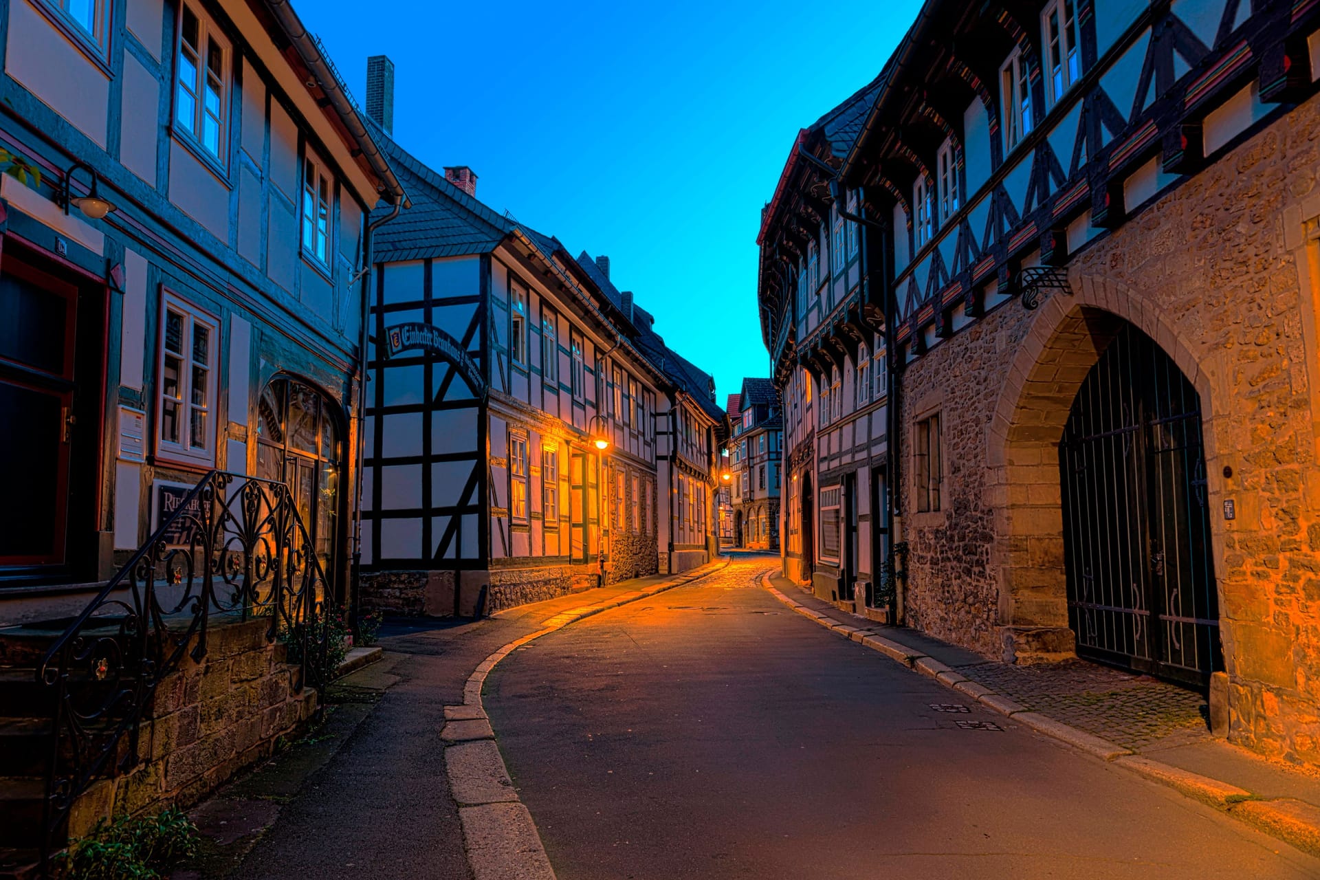 Eine dunkle Gasse in Goslar (Archivfoto): In der niedersächsischen Stadt ist eine Frau mutmaßlich getötet worden.